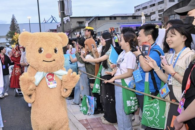 扮演黄油小熊的是一位退休历史教师  上观新闻摄