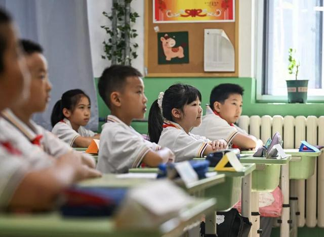 天津市和平区中心小学四年级的学生在上课。新华社记者 赵子硕 摄