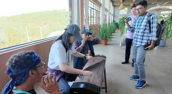9月23日，云南西双版纳州景洪市大渡岗万亩茶园，中国和印度尼西亚青年合奏。任伊然摄