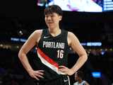 媒体人：杨瀚森在开拓者仍不乐观 搭档莫兰特利拉德内线必须清空