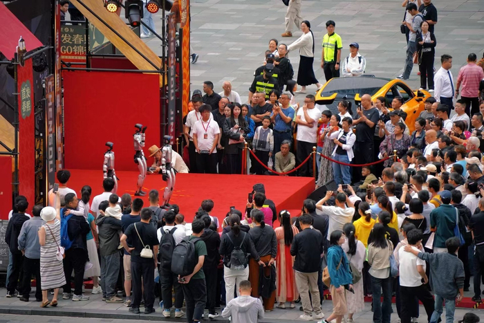 “首发春熙·潮GO锦街”国庆首发经济与国际时尚消费季启动现场