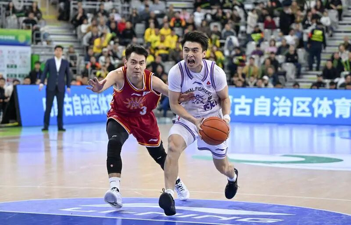 长沙伢子罗汉琛（右）目前效力于北京控股。图/新华社