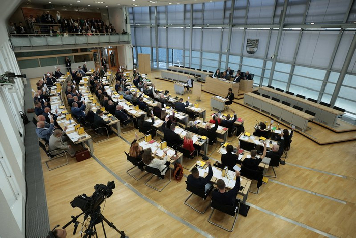 当地时间10月6日，德国萨克森-安哈尔特州新一届州议会举行首次会议
