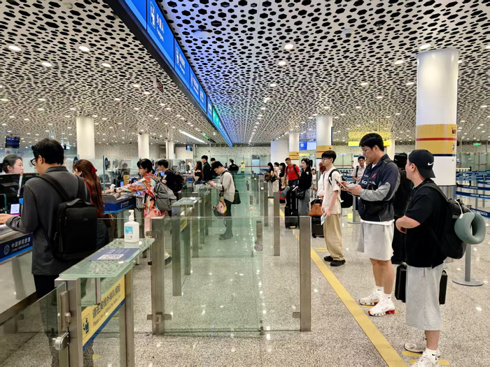 国庆假期，深圳机场边检站累计查验外国人2万人次，同比增长2.6％，创历史同期新高。  通讯员 曾辉 供图