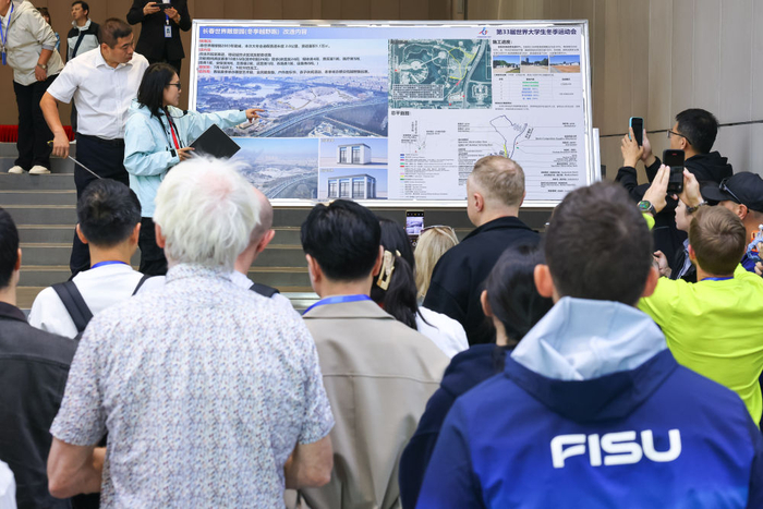 　　9月15日，代表团成员在长春世界雕塑园考察冬季越野跑项目比赛场地。新华社记者 许畅 摄