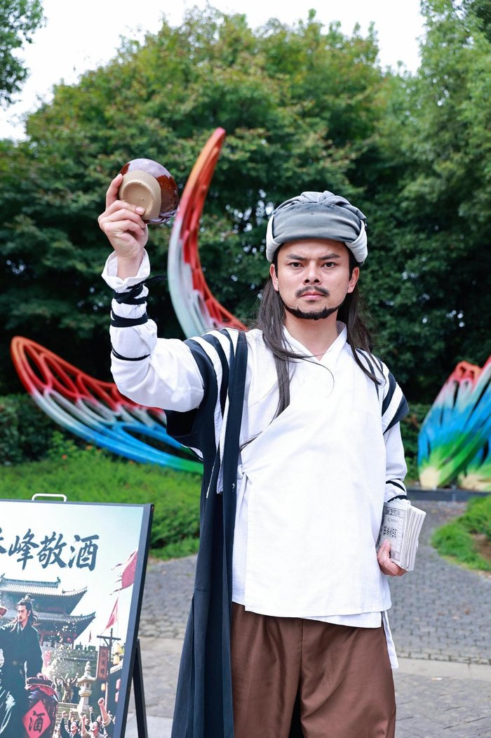 乔峰敬酒。