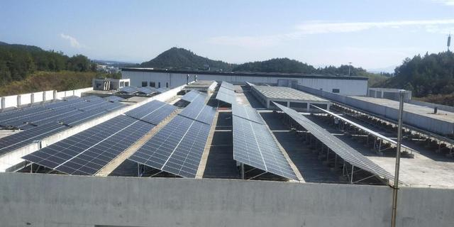2022年11月8日，光伏一期红叶公司一厂0.98兆光伏发电项目开始并网发电投入运行（图源：红叶陶瓷）
