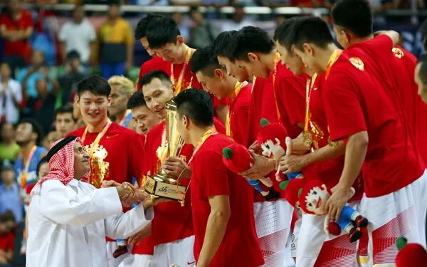 资料图：2015年，中国男篮在长沙获得男篮亚锦赛冠军。图/新华网