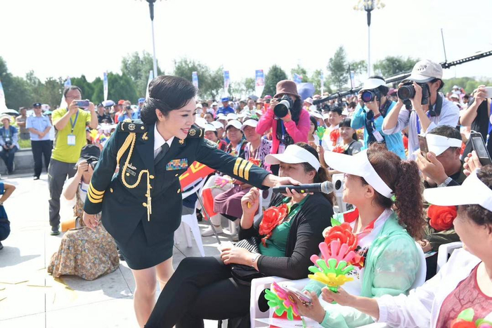 李丹阳参加基层慰问演出。