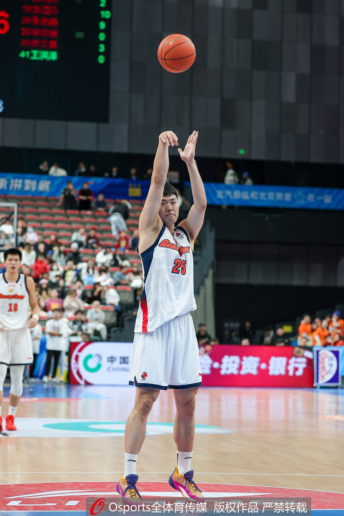 挺全面！张皓嘉半场3中2拿8分2篮板1助1断1帽 正负值+7