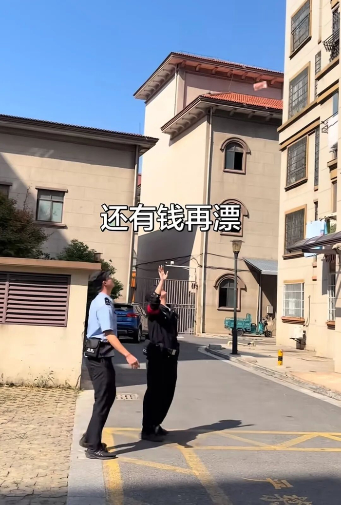 民警和保安已到现场处理（视频截图）