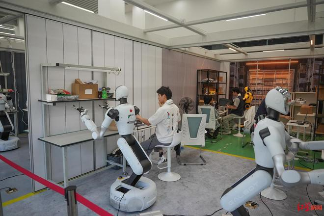 ▲四川川发忆生智能科技投资有限公司，正在训练人形机器人