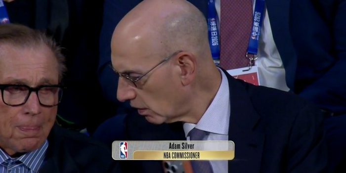 很重视！NBA总裁亚当·萧华现身中国赛现场观战 与友人交谈