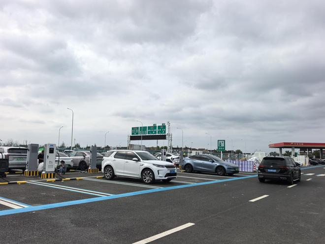 G2京沪高速泰兴广陵服务区充电站（北京方向）（图片来源：每经记者 孙桐桐 摄）