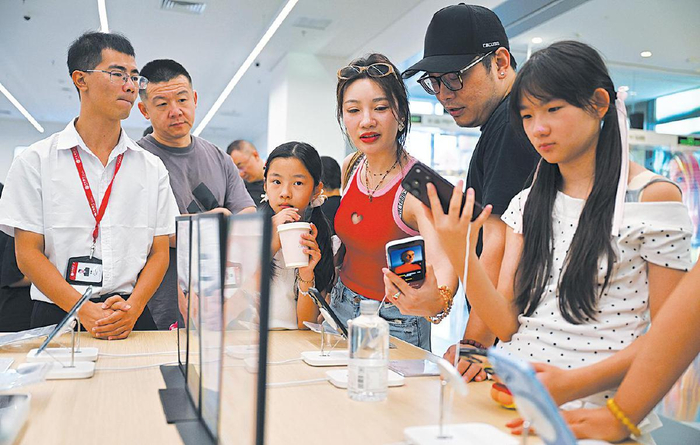 10月2日，顾客在海南三亚国际免税城购物。新华社记者　郭程　摄