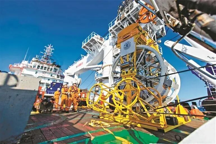 “海洋地质二号”后甲板工作人员正在操作下放“海洋中微子探测技术”项目中的“蜘蛛系统”（SPIDER）