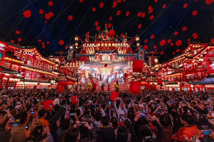 10月2日，游客在河北省唐山市丰南区河头老街景区观看表演。新华社发（李秀清摄）