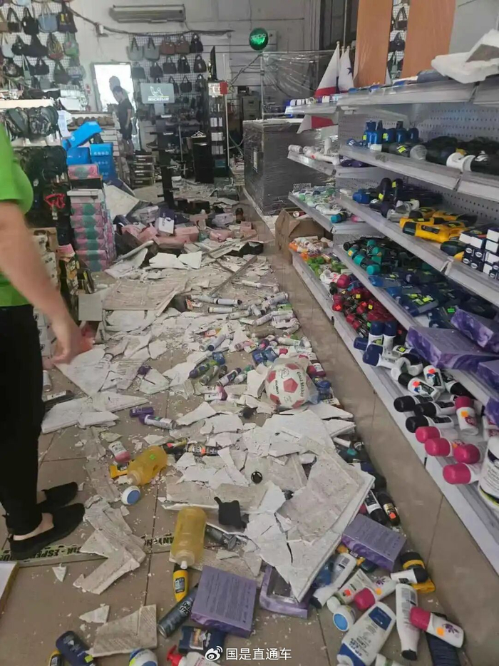 地震过后的超市。（林伟彬 供图）