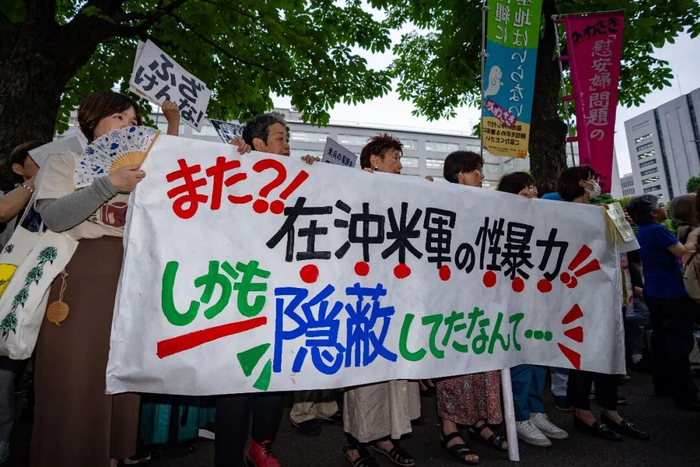 2024年7月2日，在日本东京，民众聚集在日本外务省外，抗议日本政府隐瞒冲绳美军性侵消息。 新华社记者 张笑宇 摄 
