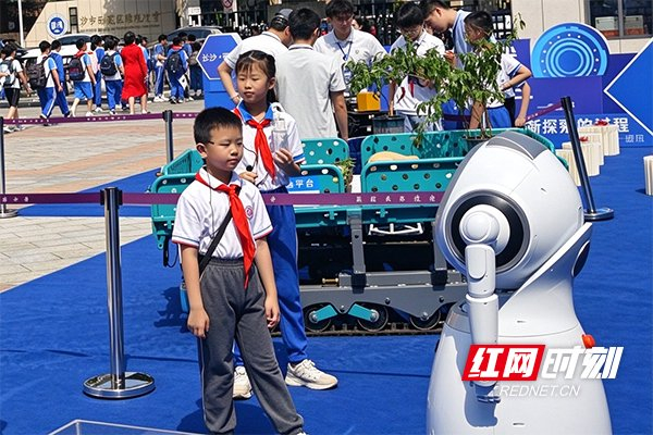 砂子塘小学的孩子们在地质博物馆，与AI机器人对话。