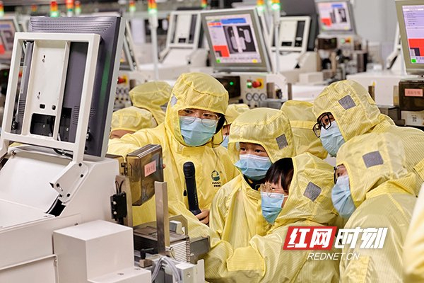 泰禹小学的孩子们在普斯赛特工厂参观。
