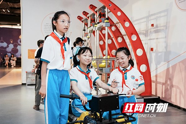 枫树山小学走进湖南省科技馆学习。