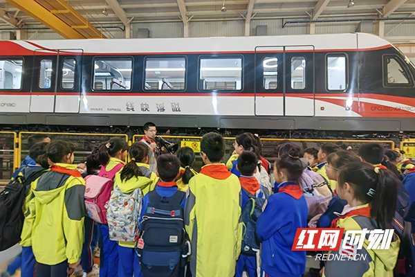 魅力小学孩子们走进车辆检修库，与工程师对话，详细了解中低速磁悬浮列车的核心构建与工作原理。