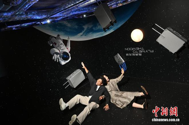  中新网记者 李志华 摄 图为现场人士模拟太空失重情景。