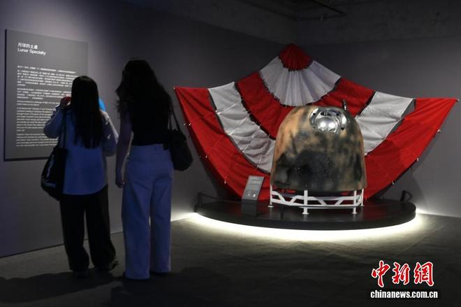  中新网记者 李志华 摄 图为展示的嫦娥六号返回舱及降落伞。