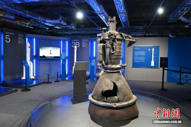  中新网记者 李志华 摄 图为展出的长征三号乙助推器发动机残骸。