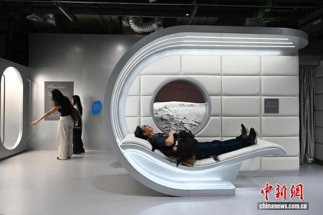  中新网记者 李志华 摄 图为现场人士体验在“国际月球科研站”生活。