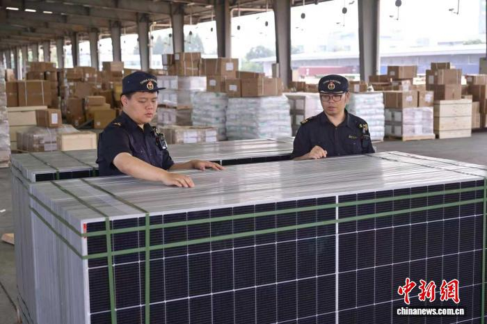 上海外港海关关员对一批侵权光伏产品进行查验。谢宗赢 摄