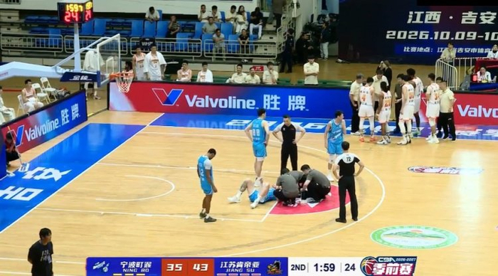 流了不少血！宁波新外援史密茨拼抢时撞到头部 随后回更衣室治疗