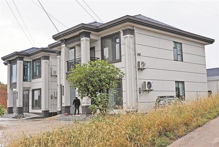     湖南省澧县盐井镇村的两栋装配式建筑住宅（摄于9月17日）。    新华社发（柏依朴  摄）