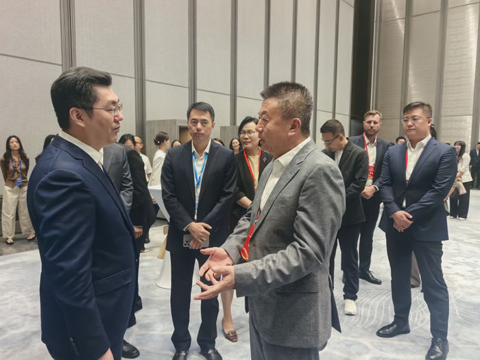 广州市市长孙志洋（左）与和振伟会长（右）交流