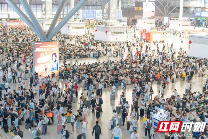 国庆假期，长沙南站管辖的18个站客流呈现持续火爆态势。