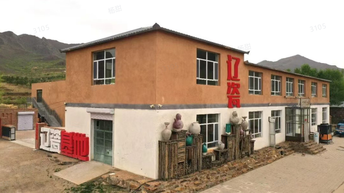 　　▲依山而建的辽瓷基地，老旧厂区即将迎来升级扩建，新的生产线投用之后将进一步释放乡土非遗的产业活力。摄影：徐强