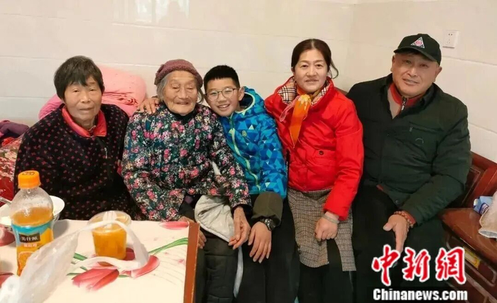 王改英老人（左二）与家人。如皋市委宣传部 供图