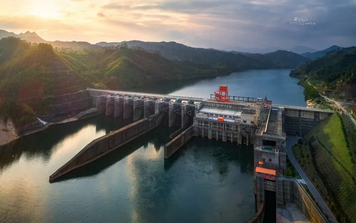 2006年建成的巴江口水电站，以发电为主，兼顾航运。