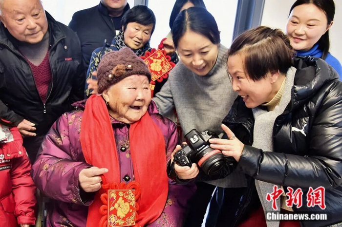 百岁老人与家人合影。如皋市委宣传部 供图