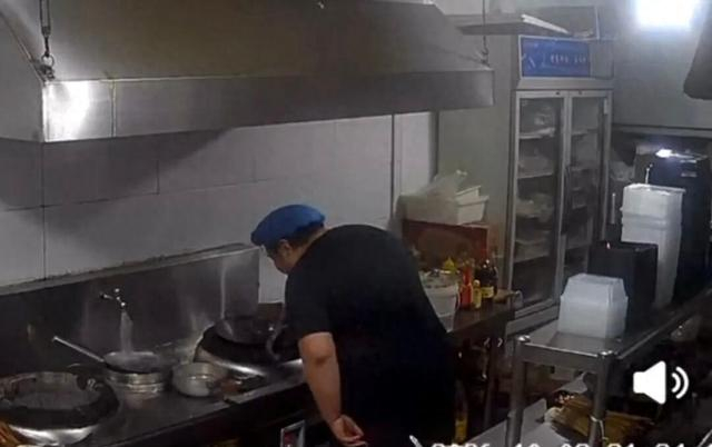 厨师吐漱口水（视频截图）