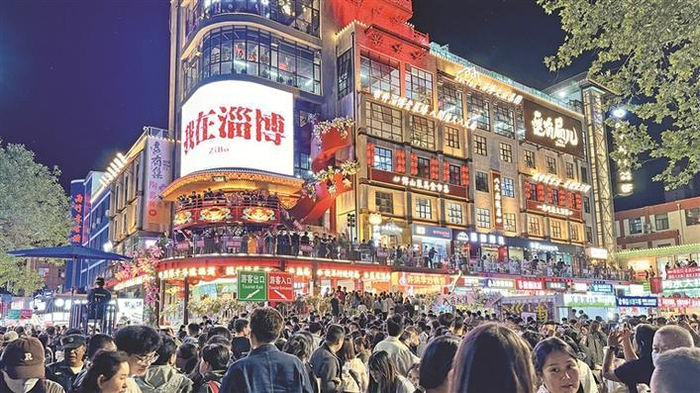     山东省淄博市八大局便民市场上人流如织（资料图片）。新华社记者  吴青昊  摄