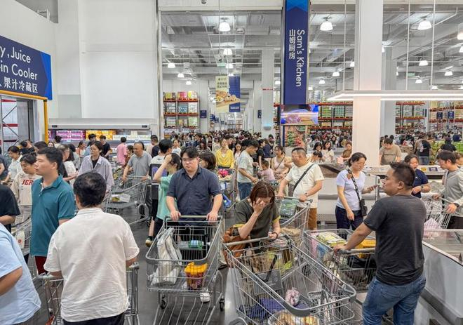 今年7月，台风“巴威”影响上海，市民纷纷提前采购生活物资，位于普陀区的山姆会员店客流显著上升。孟雨涵 摄
