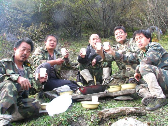 ▲大熊猫野外生境调查中的简易餐食