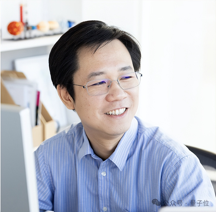 他本科毕业于清华大学、博士毕业于香港中文大学，曾任职微软亚洲研究院和FAIR，于2024年加入MIT。