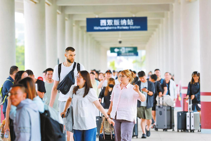 　　西双版纳站站台人流如潮。　　本报通讯员　杨紫轩　杨永全　摄