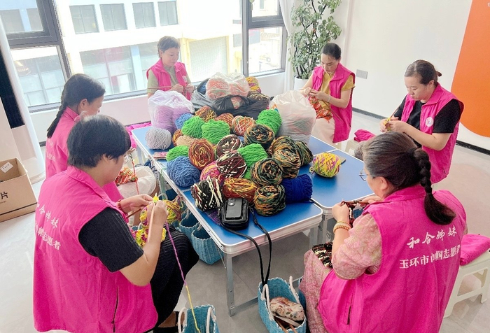 李雯芳成立的“爱心编织团”（央广网发  玉环市委宣传部供图）