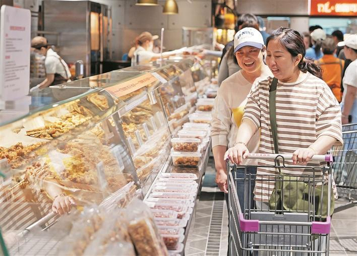     顾客在河南省许昌市胖东来天使城购物（资料图片）。新华社记者  李嘉南  摄