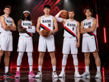 你觉得杨瀚森新赛季该在NBA等5分钟零星时间还是去发展联盟练级？