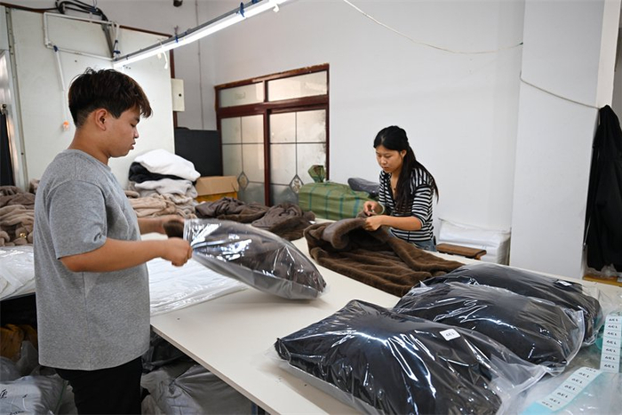 9月26日，南宫市紫冢镇一家服饰企业工人在将网售的服装打包。